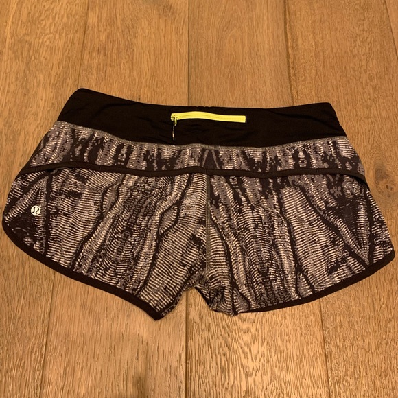 Lululemon Serpents Orignal speed short size 6 - Picture 2 of 6